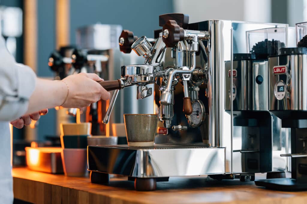 Kaffeklub_Lelit Bianca med Ø-kop fra Bornholms Keramikfabrik