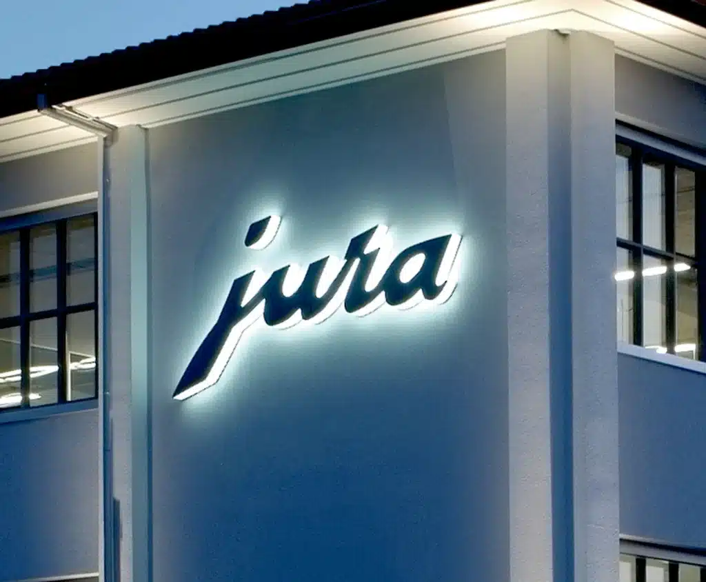 Juras logo på bygningen hos Jura Campus