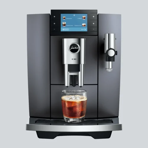 Jura E10 med en friskbrygget iskold cold brew kaffe