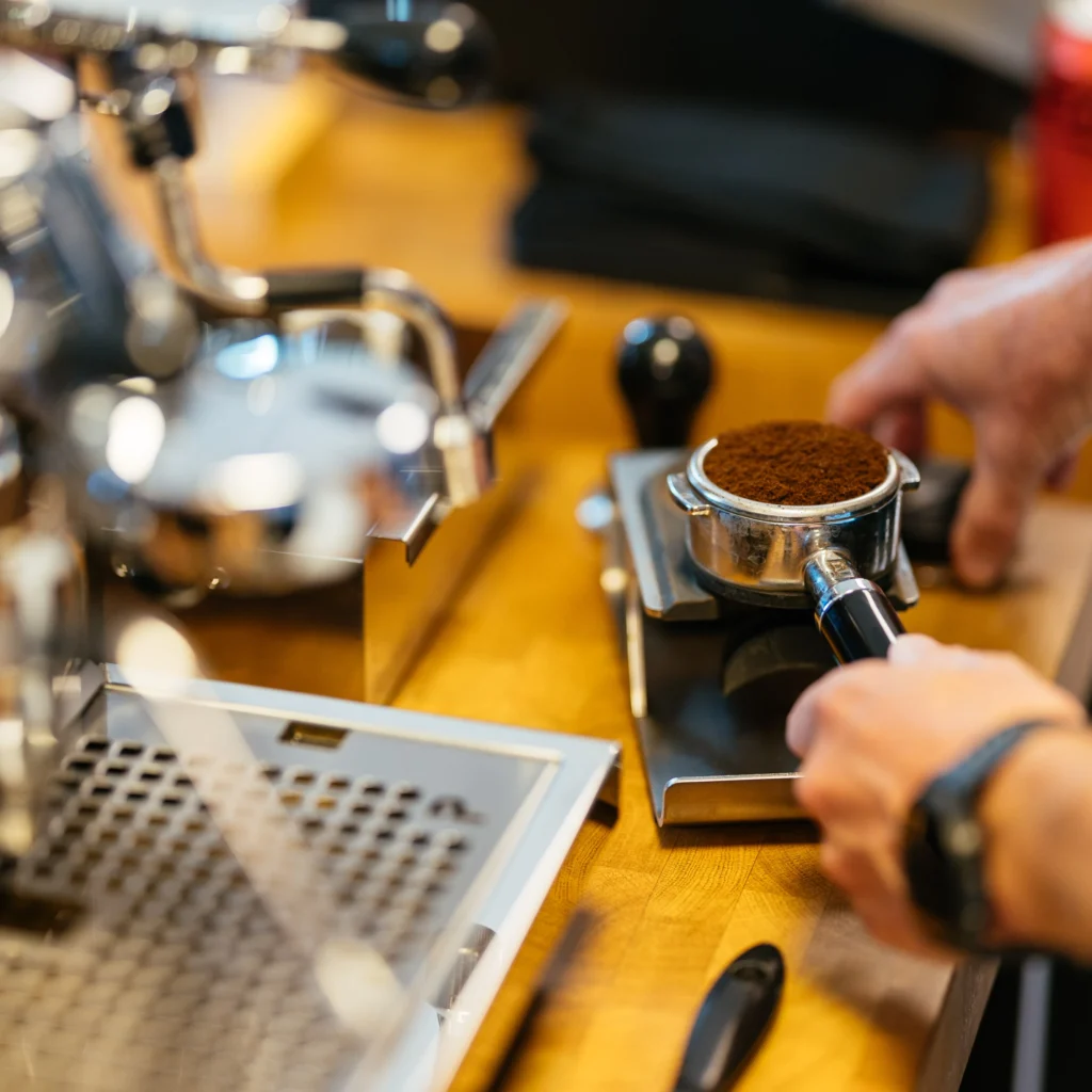 Portafilter med friskkværnet kaffe